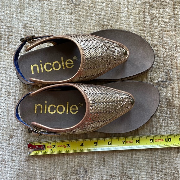 Nicole Woven Gold Thong Sandals, Size 6.  NWOT - Picture 9 of 13